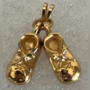 Vintage MONET charm pendant gold-plated baby shoes